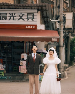 【外景】攜手走過(guò)大街小巷 感受八十年代的愛情 體驗跨世紀的浪漫